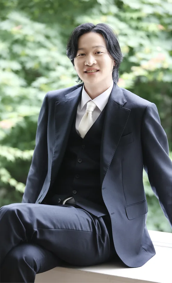 숲속에서 앉아 있는 신랑의 모습