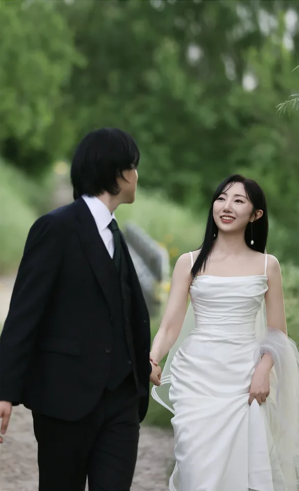 나무 아래에서 손을 잡고 걷는 신랑과 신부