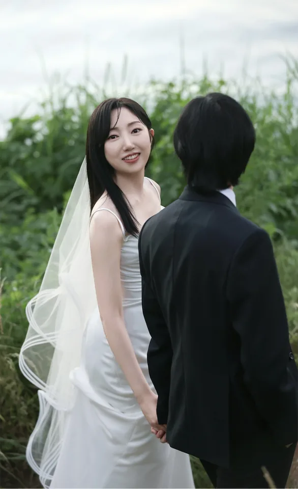 푸른 숲에서 서로를 바라보는 신랑과 신부
