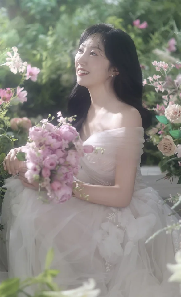분홍 꽃다발을 안고 있는 신부