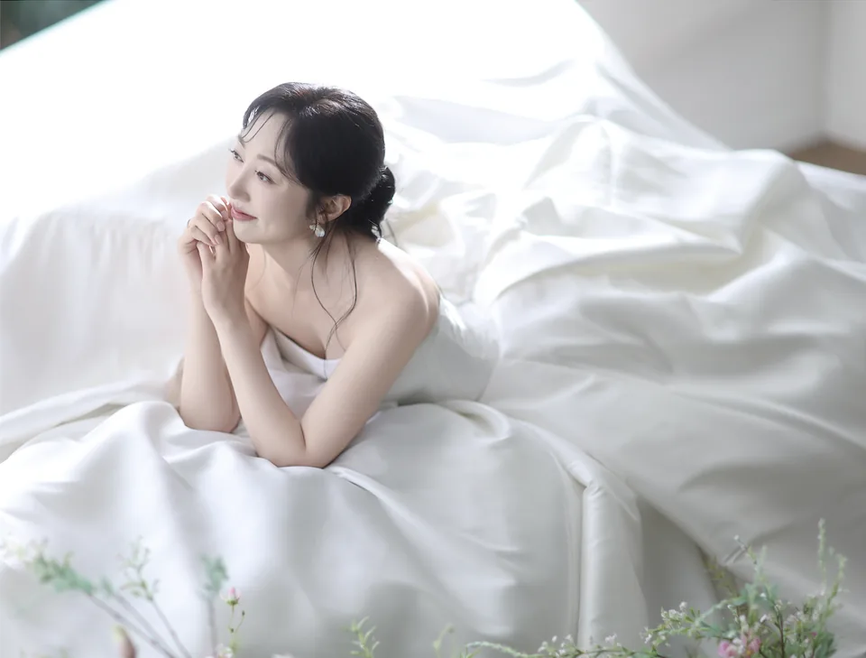 흰 천 위에 누워 있는 신부
