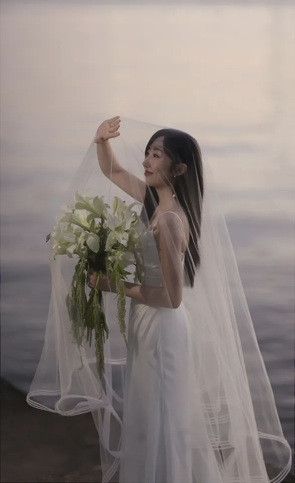 해 질 녘 강가에서 꽃다발을 든 신부
